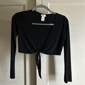 CUTE 🖤 Black tie-front crop top ~ EUC